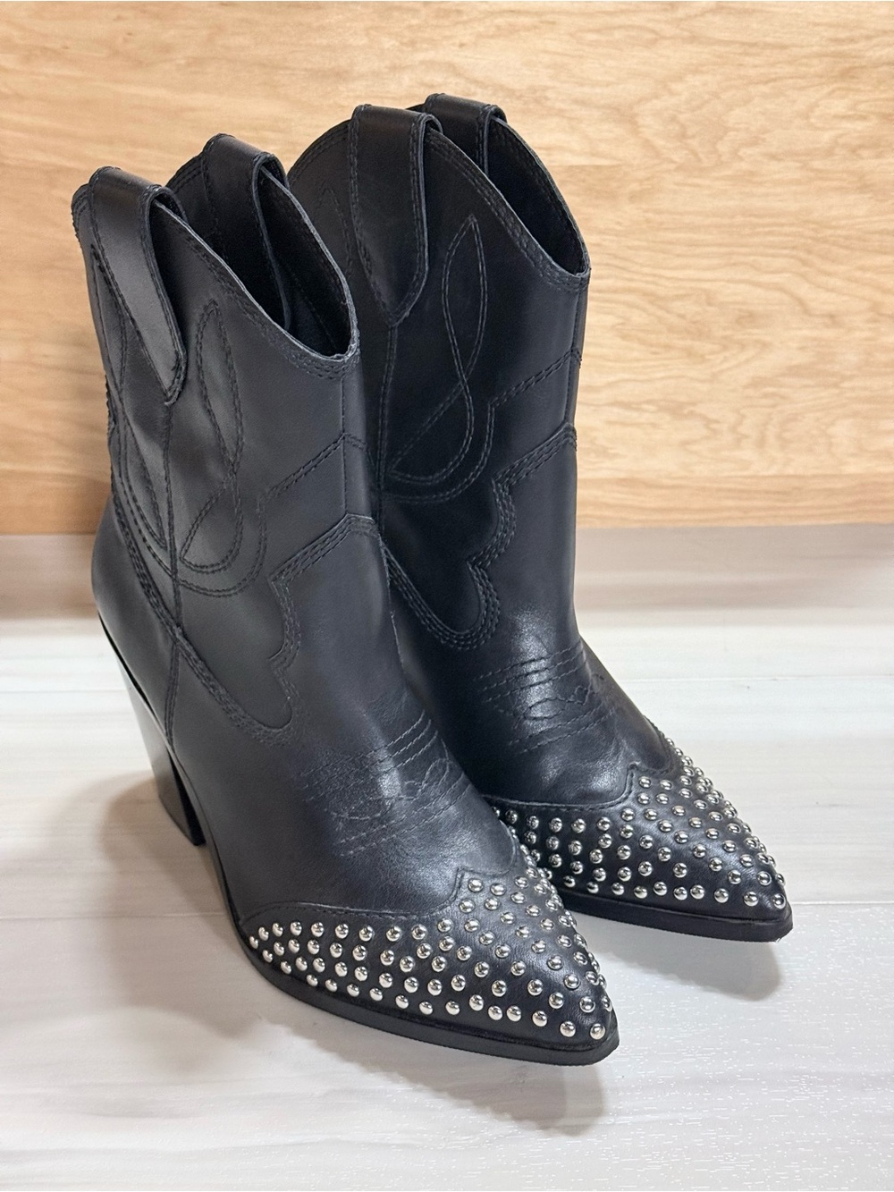 🔥 ALDO studded cowboy booties, like new, size 9🔥